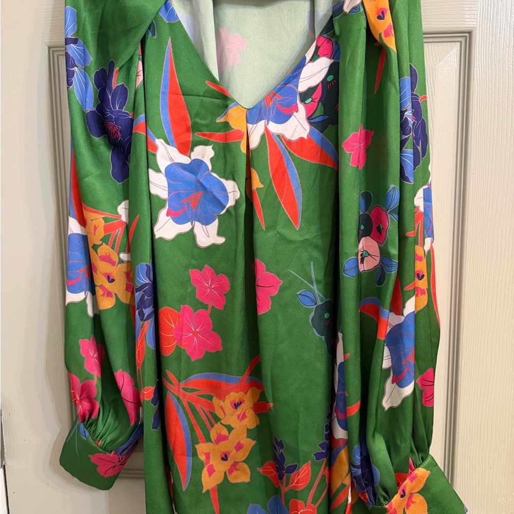 Super comfy Entro brand Green Floral V-Neck Blouse with Bright Multicolor Print